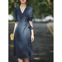 Schwarzes und Blumendruckseidenkleid mit Puffärmelen