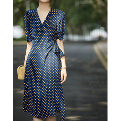 Schwarzes und Blumendruckseidenkleid mit Puffärmelen