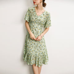 Elegantes grüne Blumenseide Midi-Kleid mit V-Ausschnitt und Flutterhülsen