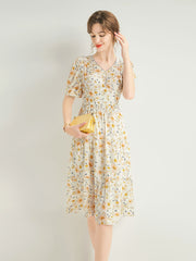 Gelbe blumige Seide Midi -Kleid mit Puffärmel und gestufter Rock