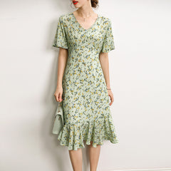 Elegantes grüne Blumenseide Midi-Kleid mit V-Ausschnitt und Flutterhülsen