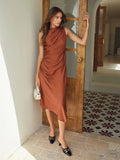 Klassisches, einfaches, drapiertes, asymmetrisches, ärmelloses, einteiliges Kleid aus Seide