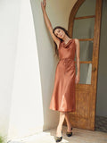 Elegantes, ärmelloses, einteiliges Kleid aus 100 % Seide mit Wasserfallausschnitt und Gürtel