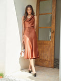 Elegantes, ärmelloses, einteiliges Kleid aus 100 % Seide mit Wasserfallausschnitt und Gürtel