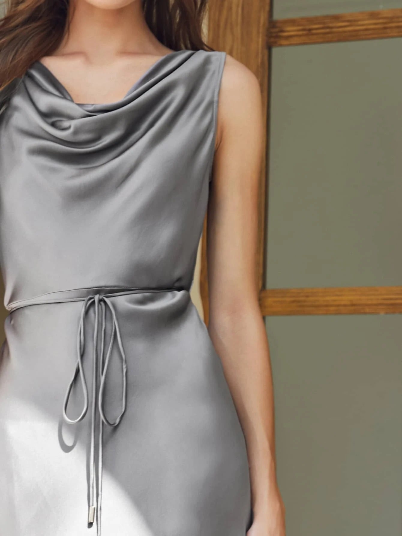 Elegantes, ärmelloses, einteiliges Kleid aus 100 % Seide mit Wasserfallausschnitt und Gürtel