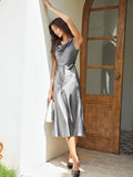 Elegantes, ärmelloses, einteiliges Kleid aus 100 % Seide mit Wasserfallausschnitt und Gürtel