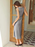 Elegantes, ärmelloses, einteiliges Kleid aus 100 % Seide mit Wasserfallausschnitt und Gürtel