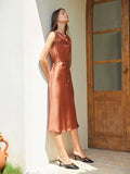 Elegantes, ärmelloses, einteiliges Kleid aus 100 % Seide mit Wasserfallausschnitt und Gürtel