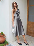 Elegantes, ärmelloses, einteiliges Kleid aus 100 % Seide mit Wasserfallausschnitt und Gürtel