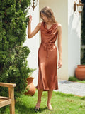 Elegantes, ärmelloses, einteiliges Kleid aus 100 % Seide mit Wasserfallausschnitt und Gürtel