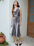 Elegantes, ärmelloses, einteiliges Kleid aus 100 % Seide mit Wasserfallausschnitt und Gürteln