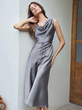 Elegantes, ärmelloses, einteiliges Kleid aus 100 % Seide mit Wasserfallausschnitt und Gürteln