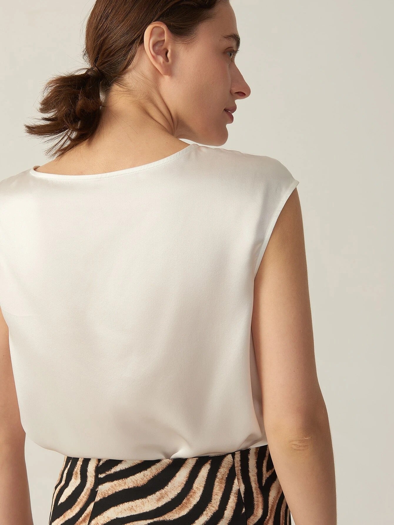 Simple Pure 100% 22mm Mulberry Silk Grade 6a Sleeveless  Silk T Shirt for Women