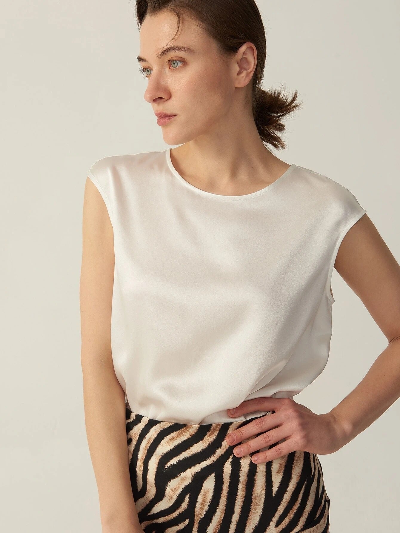 Simple Pure 100% 22mm Mulberry Silk Grade 6a Sleeveless  Silk T Shirt for Women