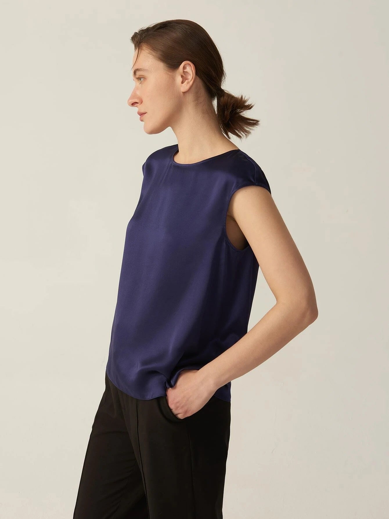 Simple Pure 100% 22mm Mulberry Silk Grade 6a Sleeveless  Silk T Shirt for Women