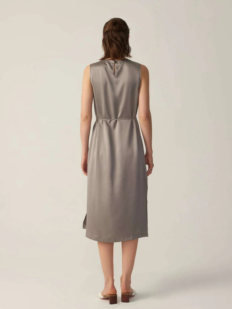 Einfaches, ärmelloses Kleid aus reiner 100 % Seide Grad 6a, 22 mm, mit Gürtel