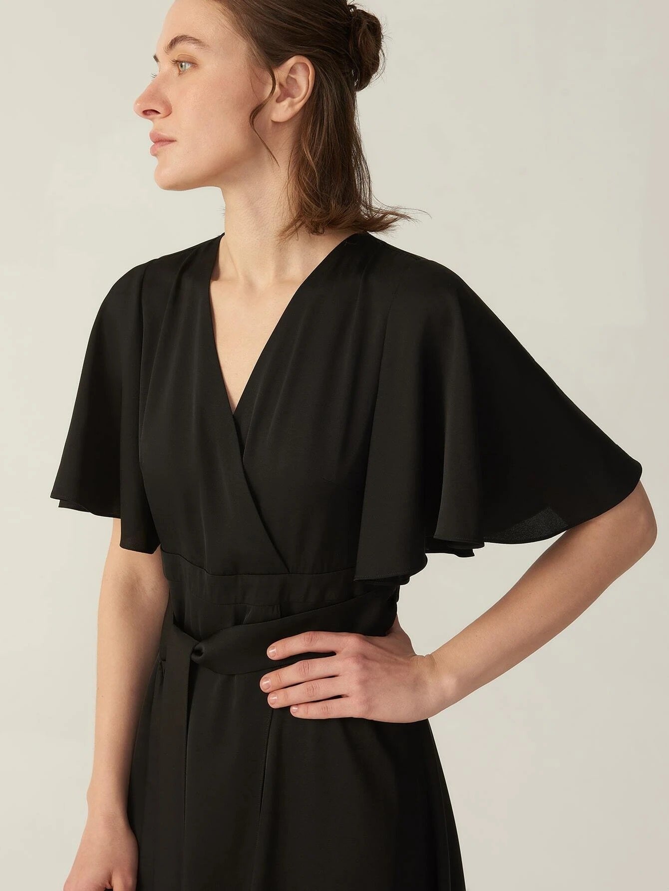 V-Ausschnitt Seide Grade 6a 22 mm dehnbares Wickelkleid mit kurzen Ärmeln